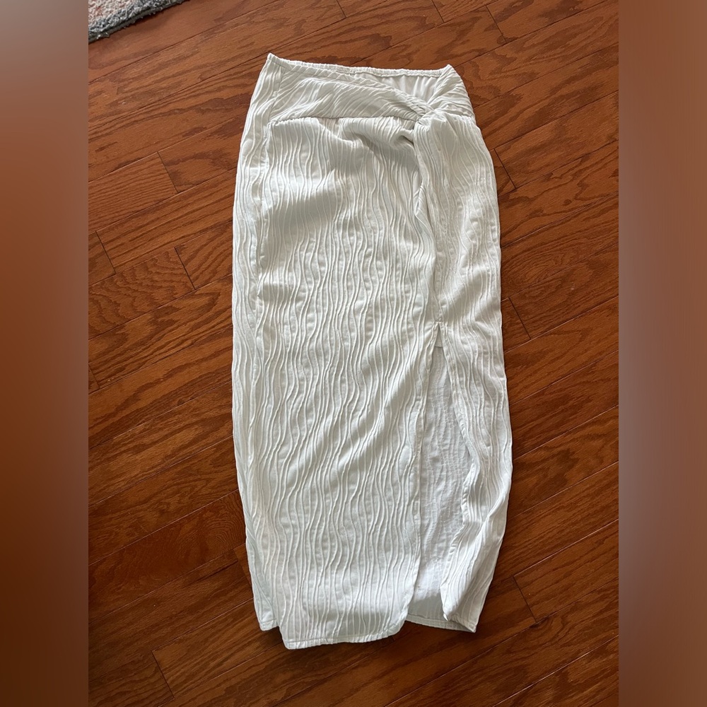 White wavy Size L bodycon skirt.